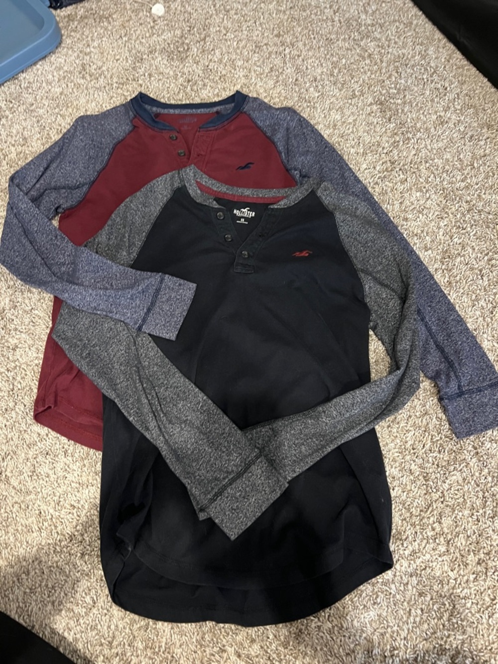 2 Hollister Long Sleeve Henley Tees in Blackish/Navy/Grey & Maroon/Blue XS Mens